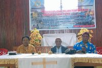Ibu Ketua Departemen, Pdt. Dr. Benny Giyai, Ph.D dan ketua Sinode Kingmi Yahya Lagoan, M.Th saat menyampaikan materi, Sabtu, 27/09/2025