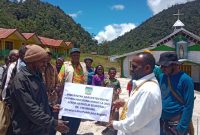 Pemerintah Kabupaten Deiyai Bupati Melkianus Mote, ST saat menyerahkan Dana Hibah T.A 2025 di Gereja Katolik Edarotali, Minggu, 28/09/2025. 