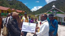 Pemerintah Kabupaten Deiyai Bupati Melkianus Mote, ST saat menyerahkan Dana Hibah T.A 2025 di Gereja Katolik Edarotali, Minggu, 28/09/2025. 
