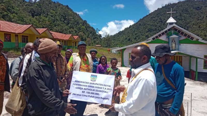 Pemerintah Kabupaten Deiyai Bupati Melkianus Mote, ST saat menyerahkan Dana Hibah T.A 2025 di Gereja Katolik Edarotali, Minggu, 28/09/2025. 