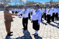 Bupati Deiyai menyerahkan Surat Keputusan (SK) Calon Pegawai Negeri Sipil (CPNS) dan Pegawai Pemerintah dengan Perjanjian Kerja (PPPK) tahapan kedua, Senin (29/9/2025).