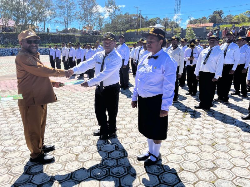 Bupati Deiyai menyerahkan Surat Keputusan (SK) Calon Pegawai Negeri Sipil (CPNS) dan Pegawai Pemerintah dengan Perjanjian Kerja (PPPK) tahapan kedua, Senin (29/9/2025).