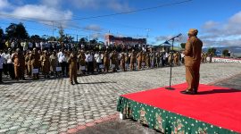 Bupati Deiyai, Melkianus Mote, saat apel gabungan ASN (29/9/2025).