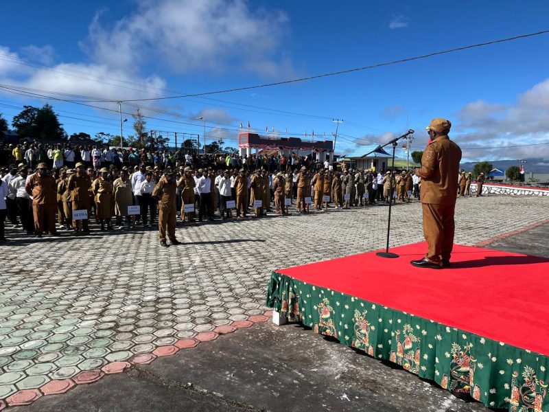 Bupati Deiyai, Melkianus Mote, saat apel gabungan ASN (29/9/2025).