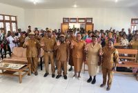 Foto bersama Bupati dan Kepala Dinas DP3AKB Robby Bobii, S.Sos dan Staff Senin, 28/09/2025. 