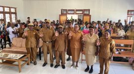 Foto bersama Bupati dan Kepala Dinas DP3AKB Robby Bobii, S.Sos dan Staff Senin, 28/09/2025. 