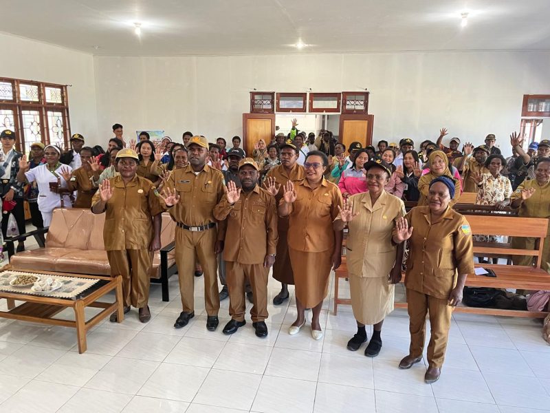 Foto bersama Bupati dan Kepala Dinas DP3AKB Robby Bobii, S.Sos dan Staff Senin, 28/09/2025. 