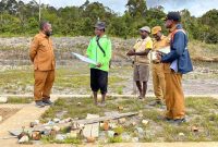 Bupati Deiyai Melkianus Mote, S.T saat menyerahkan Dana Hibah Kepada KINGMI Jemaat, Zaitun Doutou Begapa, Selasa, 30 September 2025. 