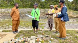 Bupati Deiyai Melkianus Mote, S.T saat menyerahkan Dana Hibah Kepada KINGMI Jemaat, Zaitun Doutou Begapa, Selasa, 30 September 2025. 