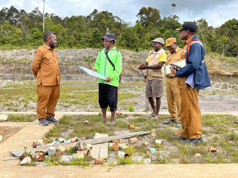 Bupati Deiyai Melkianus Mote, S.T saat menyerahkan Dana Hibah Kepada KINGMI Jemaat, Zaitun Doutou Begapa, Selasa, 30 September 2025. 