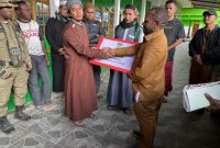 Bupati Melkianus Mote, ST, menyerahkan bantuan hibah kepada perwakilan Masjid Ash-Sidiq Waghete pada Selasa (30/09/2025).