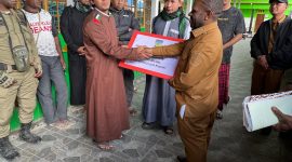 Bupati Melkianus Mote, ST, menyerahkan bantuan hibah kepada perwakilan Masjid Ash-Sidiq Waghete pada Selasa (30/09/2025).