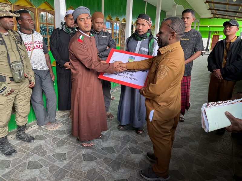 Bupati Melkianus Mote, ST, menyerahkan bantuan hibah kepada perwakilan Masjid Ash-Sidiq Waghete pada Selasa (30/09/2025).
