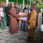 Bupati Melkianus Mote, ST, menyerahkan bantuan hibah kepada perwakilan Masjid Ash-Sidiq Waghete pada Selasa (30/09/2025).