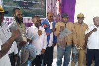 Bupati Deiyai, Melkianus Mote, ST, (tengah) secara simbolis menyerahkan bantuan benih ikan kepada perwakilan peserta saat membuka Bimtek Nelayan dan Pembudidaya Ikan di BBI Edarotali, Rabu (1/10/2025).
