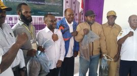 Bupati Deiyai, Melkianus Mote, ST, (tengah) secara simbolis menyerahkan bantuan benih ikan kepada perwakilan peserta saat membuka Bimtek Nelayan dan Pembudidaya Ikan di BBI Edarotali, Rabu (1/10/2025).
