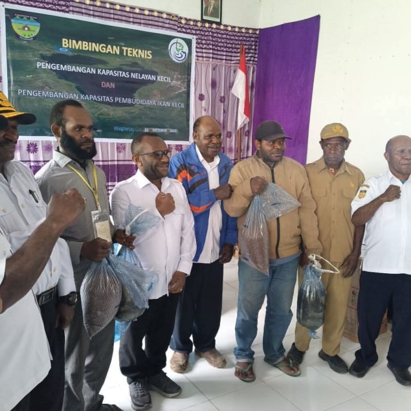 Bupati Deiyai, Melkianus Mote, ST, (tengah) secara simbolis menyerahkan bantuan benih ikan kepada perwakilan peserta saat membuka Bimtek Nelayan dan Pembudidaya Ikan di BBI Edarotali, Rabu (1/10/2025).
