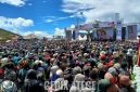 Ribuan penonton memadati Panggung Hiburan Rakyat HUT Paniai ke-29 yang berhasil mendatangkan Artis Nasional PNG Gedix Atege. 