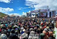 Ribuan penonton memadati Panggung Hiburan Rakyat HUT Paniai ke-29 yang berhasil mendatangkan Artis Nasional PNG Gedix Atege. 