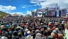 Ribuan penonton memadati Panggung Hiburan Rakyat HUT Paniai ke-29 yang berhasil mendatangkan Artis Nasional PNG Gedix Atege. 