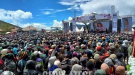 Ribuan penonton memadati Panggung Hiburan Rakyat HUT Paniai ke-29 yang berhasil mendatangkan Artis Nasional PNG Gedix Atege. 
