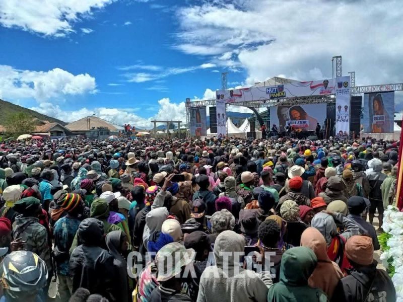Ribuan penonton memadati Panggung Hiburan Rakyat HUT Paniai ke-29 yang berhasil mendatangkan Artis Nasional PNG Gedix Atege. 