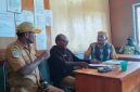 Tokoh budaya Papua, Titus Pekei (kanan), saat berdiskusi dengan Kepala Dinas Kebudayaan dan Pariwisata Kabupaten Deiyai (kiri).