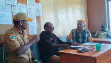 Tokoh budaya Papua, Titus Pekei (kanan), saat berdiskusi dengan Kepala Dinas Kebudayaan dan Pariwisata Kabupaten Deiyai (kiri).