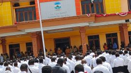 Yudas Tebai, S.Pd., M.Si., menyerahkan SK pengangkatan ASN secara simbolis kepada perwakilan honorer K2 dan PPPK di halaman kantor Bupati Dogiyai, Senin (27/10/25).