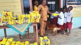 Maria Doo, S.Pd tampak membagikan seragam sekolah kepada siswa-siswi SD YPPK Damabagata. 