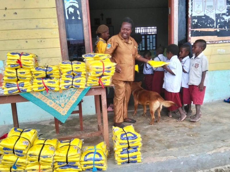 Maria Doo, S.Pd tampak membagikan seragam sekolah kepada siswa-siswi SD YPPK Damabagata. 