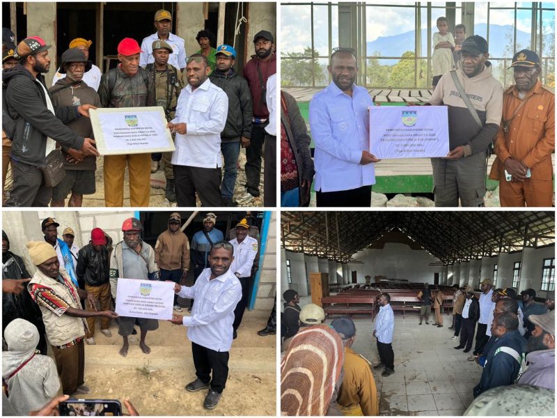 Bupati Deiyai, Melkianus Mote, S.T., saat meninjau dan menyerahkan secara simbolis dana hibah pembangunan kepada pengurus gereja di Distrik Tigi/Tigi Timur (1/10/2025).