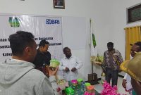 Bapak Bupati Melkianus Mote menerima Abon Ikan Nila Asli Danau Tigi, inovasi unggulan dari Dinas Perikanan dan Kelautan Deiyai.
