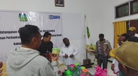 Bapak Bupati Melkianus Mote menerima Abon Ikan Nila Asli Danau Tigi, inovasi unggulan dari Dinas Perikanan dan Kelautan Deiyai.