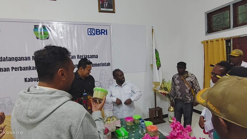 Bapak Bupati Melkianus Mote menerima Abon Ikan Nila Asli Danau Tigi, inovasi unggulan dari Dinas Perikanan dan Kelautan Deiyai.