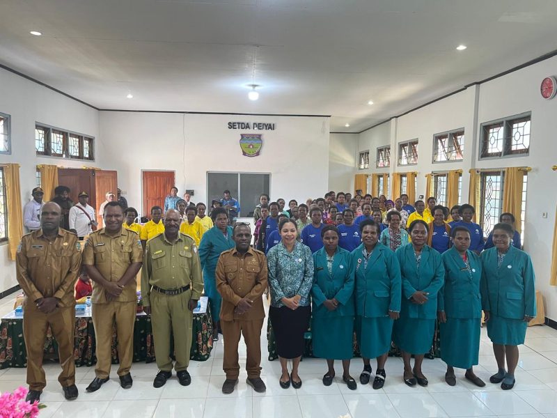Foto bersama Bupati, Asisten II, Kepala Dinas DPMK, Kepala Dinas Pemberdayaan perempuan, Tim TP PKK, dan peserta pelatihan Posyandu. Selasa, 7/10/2025