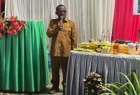 Bupati Deiyai Melkianus Mote, S.T., (tengah) secara resmi membuka Pelatihan Bimbingan Pengolahan Bahan Kue bagi Pedagang OAP di Aula Katholik Waghete II, 7/10/2025.