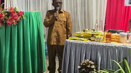 Bupati Deiyai Melkianus Mote, S.T., (tengah) secara resmi membuka Pelatihan Bimbingan Pengolahan Bahan Kue bagi Pedagang OAP di Aula Katholik Waghete II, 7/10/2025.