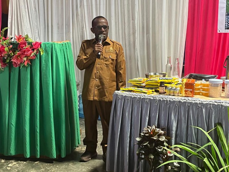 Bupati Deiyai Melkianus Mote, S.T., (tengah) secara resmi membuka Pelatihan Bimbingan Pengolahan Bahan Kue bagi Pedagang OAP di Aula Katholik Waghete II, 7/10/2025.