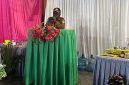 Kepala Dinas Perindustrian dan Perdagangan Kabupaten Deiyai, Burno Mote Adii, S.E., menyampaikan sambutan inspiratif dalam Bimbingan Pelatihan Pengelolaan Bahan Kue bagi OAP, menegaskan bahwa ilmu pengetahuan adalah modal utama untuk menggerakkan roda ekonomi keluarga di Deiyai (2025).