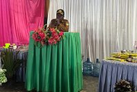 Kepala Dinas Perindustrian dan Perdagangan Kabupaten Deiyai, Burno Mote Adii, S.E., menyampaikan sambutan inspiratif dalam Bimbingan Pelatihan Pengelolaan Bahan Kue bagi OAP, menegaskan bahwa ilmu pengetahuan adalah modal utama untuk menggerakkan roda ekonomi keluarga di Deiyai (2025).
