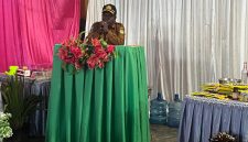 Kepala Dinas Perindustrian dan Perdagangan Kabupaten Deiyai, Burno Mote Adii, S.E., menyampaikan sambutan inspiratif dalam Bimbingan Pelatihan Pengelolaan Bahan Kue bagi OAP, menegaskan bahwa ilmu pengetahuan adalah modal utama untuk menggerakkan roda ekonomi keluarga di Deiyai (2025).