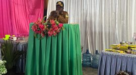 Kepala Dinas Perindustrian dan Perdagangan Kabupaten Deiyai, Burno Mote Adii, S.E., menyampaikan sambutan inspiratif dalam Bimbingan Pelatihan Pengelolaan Bahan Kue bagi OAP, menegaskan bahwa ilmu pengetahuan adalah modal utama untuk menggerakkan roda ekonomi keluarga di Deiyai (2025).