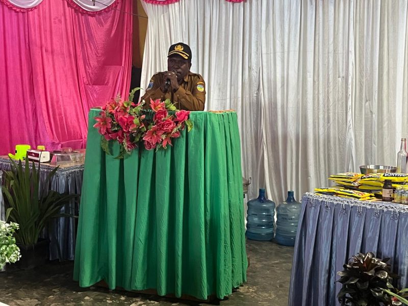 Kepala Dinas Perindustrian dan Perdagangan Kabupaten Deiyai, Burno Mote Adii, S.E., menyampaikan sambutan inspiratif dalam Bimbingan Pelatihan Pengelolaan Bahan Kue bagi OAP, menegaskan bahwa ilmu pengetahuan adalah modal utama untuk menggerakkan roda ekonomi keluarga di Deiyai (2025).