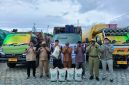 Bupati Deiyai, Melkianus Mote, (tengah) secara simbolis menerima bantuan pangan beras dari Bulog di halaman kantor Bupati, Selasa (07/10).