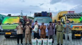 Bupati Deiyai, Melkianus Mote, (tengah) secara simbolis menerima bantuan pangan beras dari Bulog di halaman kantor Bupati, Selasa (07/10).
