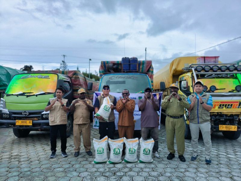 Bupati Deiyai, Melkianus Mote, (tengah) secara simbolis menerima bantuan pangan beras dari Bulog di halaman kantor Bupati, Selasa (07/10).