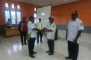 Kepala Dinas Pertanian Kabupaten Deiyai, Aleks Pigai, M.Pd, menyerahkan vaksin dan obat ternak kepada Kepala Bidang Peternakan, Alfons Tekege, S.Pt, dalam acara launching Pusat Kesehatan Hewan (PKH) di Aula Sekwan, Deiyai, Rabu (8/10/2025).
