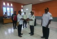 Kepala Dinas Pertanian Kabupaten Deiyai, Aleks Pigai, M.Pd, menyerahkan vaksin dan obat ternak kepada Kepala Bidang Peternakan, Alfons Tekege, S.Pt, dalam acara launching Pusat Kesehatan Hewan (PKH) di Aula Sekwan, Deiyai, Rabu (8/10/2025).

