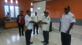Kepala Dinas Pertanian Kabupaten Deiyai, Aleks Pigai, M.Pd, menyerahkan vaksin dan obat ternak kepada Kepala Bidang Peternakan, Alfons Tekege, S.Pt, dalam acara launching Pusat Kesehatan Hewan (PKH) di Aula Sekwan, Deiyai, Rabu (8/10/2025).
